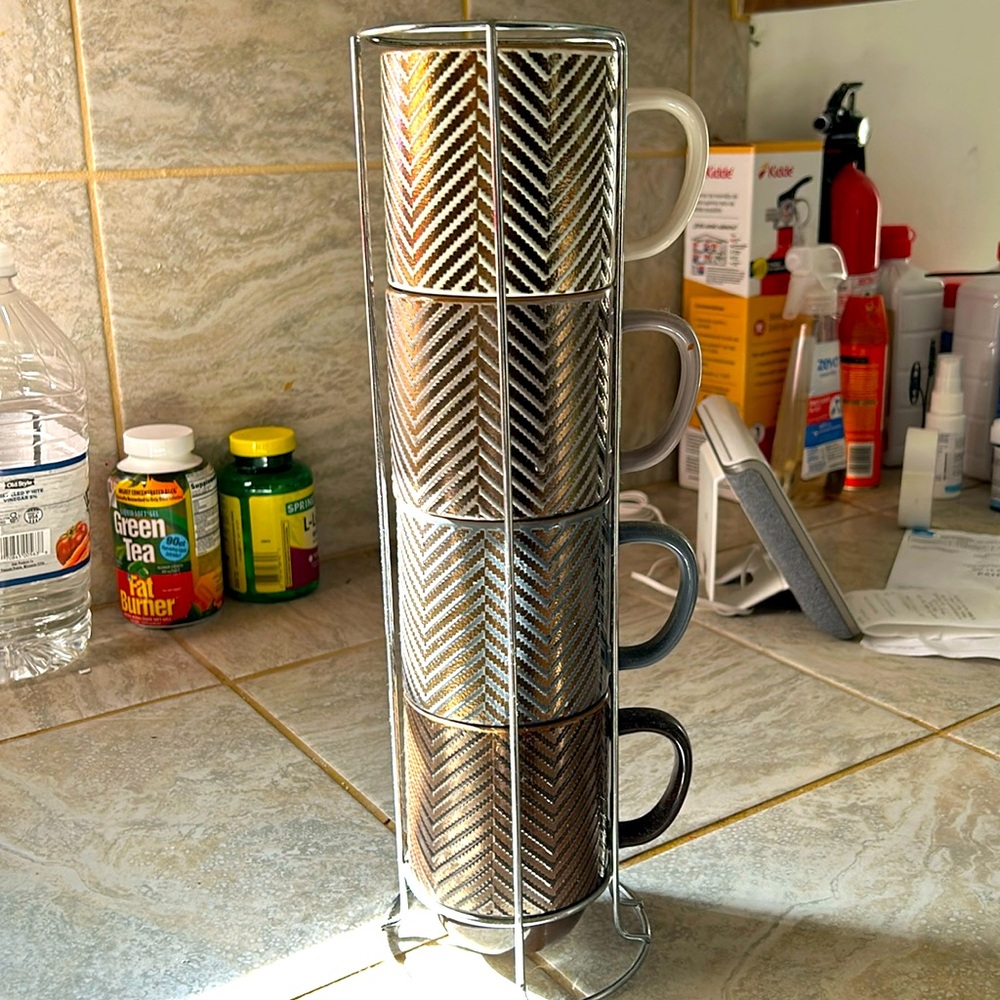 Set of 4 chevron print coffee mugs with stand